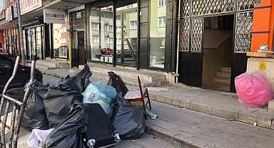 Binayı çöp alanına çevirdiler