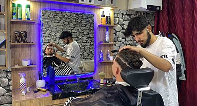 Bingöl'deki berber, yaşlı ve engellileri ücretsiz tıraş ediyor