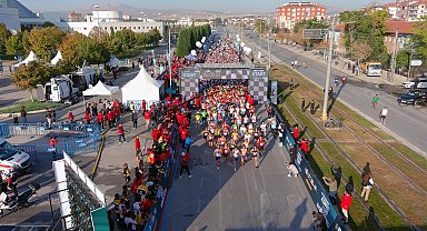 Binlerce sporcu 2. Uluslararası Konya Yarı Maratonu'nda "iyilik" için koştu