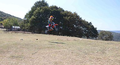 Biri 6 diğeri 9 yaşında: Motokrosçu kız kardeşler mesire alanlarında antrenman yapıyor