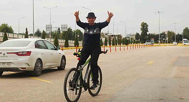 Bisiklete ters binen adam konuştu: "Nasrettin Hoca'dan ilham aldım"