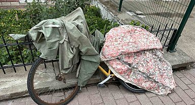 Bisikletini palto ve mont ile korudu