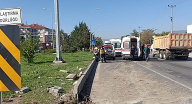 Bolu'da ambulans otomobille çarpıştı