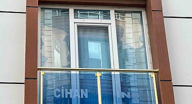 Boşanma aşamasındaki eşinin kaldığı evi taşladı