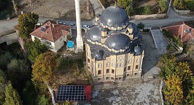 Bu caminin elektrik ihtiyacı güneş panellerinden karşılanıyor