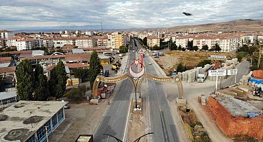 Bu ilçede yaşayanlar iki adımla il değiştiriyor