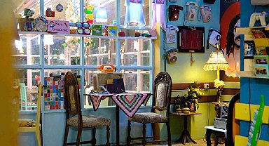 Bu kafeye gelenler 90'lara geri gidiyor