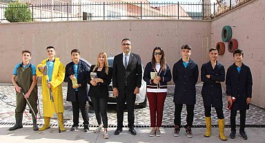 Bu okula kitap getirenin aracı bedava yıkanıyor