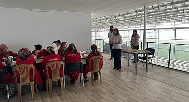 Bu serada çalışan kadınlar için 'kitap okuma' saati başlatıldı