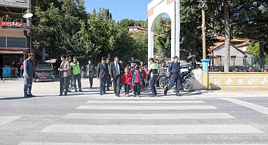 Burdur'da jandarmadan "Güvenli Okul Yolu Projesi" uygulaması