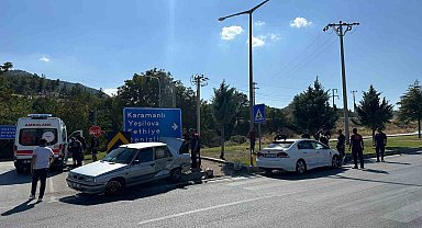 Burdur'da kavşağa kontrolsüz giren iki otomobil çarpıştı: 1 yaralı