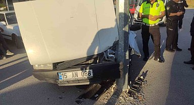 Burdur'da kontrolden çıkan otomobil aydınlatma direğine çarptı: 1 yaralı