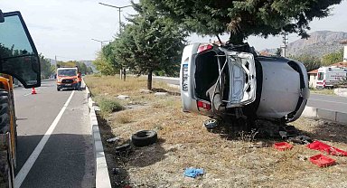 Burdur'da kontrolden çıkan otomobil refüjdeki ağaca saplandı: 2 ölü