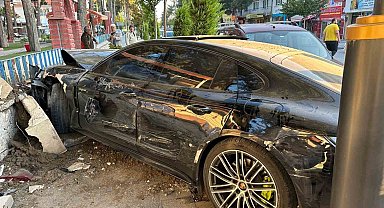 Burdur'da lüks otomobil önce park halindeki araçlara sonra duvara çarptı