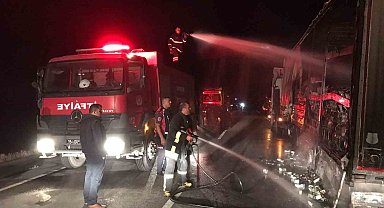 Burdur'da seyir halindeki tırın dorsesi yandı