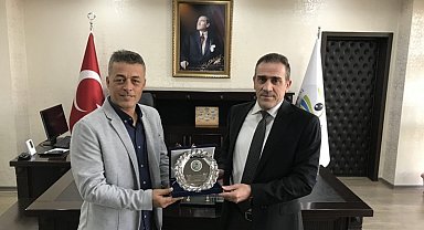 Burhaniye'de Kaymakam emekli komutana plaket verdi
