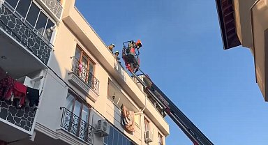 Bursa'da evin çatısında başlayan yangın yan binaya sıçradı