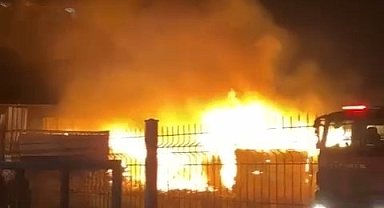 Bursa'da geri dönüşüm tesisi alev alev yandı