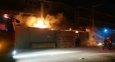 Bursa'da mobilya imalathanesinde yangın