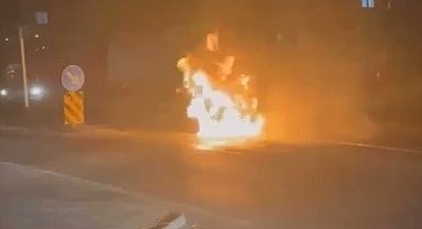 Bursa'da seyir halindeki otomobil alev alev yandı