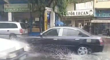 Bursa'da yağış bir anda etkisini gösterdi