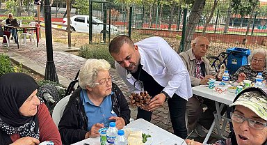 Bursalı ciğerci yaşlıların gönlünü fethetti