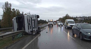 Büyükçekmece'de inşaat malzemesi taşıyan tır devrildi