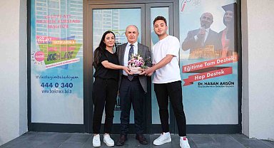 Büyükçekmece'de üniversiteye hazırlık yapan öğrencilere kitaplarını Belediye Başkanı Akgün dağıttı