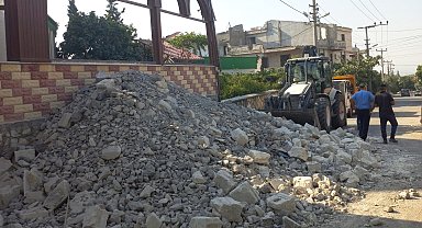 Büyükşehir belediyesi inşaat atıklarını temizliyor