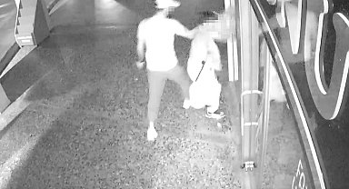 Cadde üzerinde tartıştığı genç kızı acımasızca darp etti