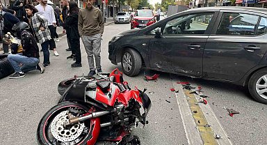 Cadde üzerinde U dönüşü yapan otomobile çarpan motosikletin sürücüsü yaralandı