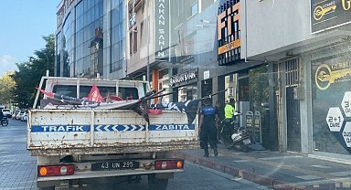 Caddedeki duba ve flamaları kaldırdı