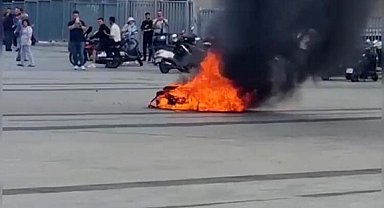 Çağlayan Adliyesi Meydanı'nda alev alev yanan motosiklet TOMA'nın müdahalesiyle böyle söndürüldü