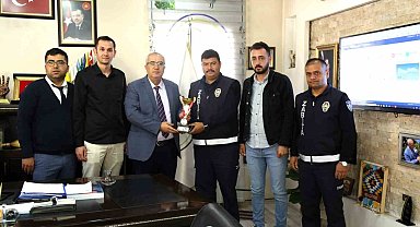 Çameli Voleybol Takımı kupayı Başkan Arslan'a takdim etti
