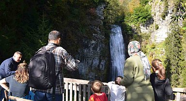 Camili havzasında bulunan Maral Şelalesine sonbaharda yoğun ilgi