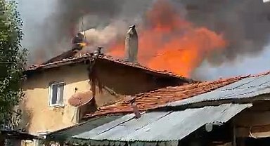 Çankırı'da 1 ev, 1 ahır ve binlerce saman balyası yangında küle döndü