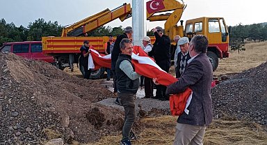Çankırı'da dev Türk bayrağı göndere çekildi