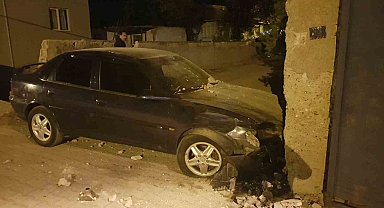 Çarpışan iki otomobil evin duvarına çarparak durdu