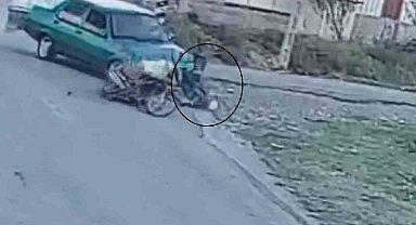 Çarpışma sonrası motosiklet sürücüsünün havaya uçtuğu anlar kamerada