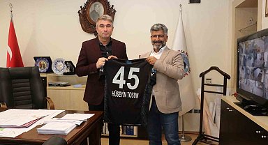 Cemar'dan Başkan Tosun'a forma hediyesi