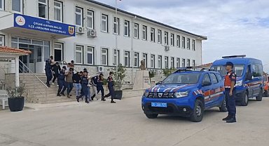 Çeşme İlçe Jandarma Komutanlığı 1 haftada 7 göçmen kaçakçısını suçüstü yakaladı