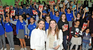 Çeşme'de Cumhuriyetin 2. yüzyılının ilk sabahında yazar-öğrenci buluşması