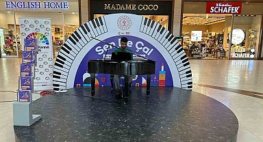 Ceylan Karavil Park'ta 'Sen De Çal' piyano etkinliği