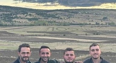 Çiftçi '100. Yıl' sevdasını böyle gösterdi