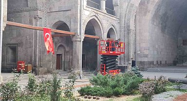 Çifte Minareli Medrese bir hafta ziyaretçilere kapalı
