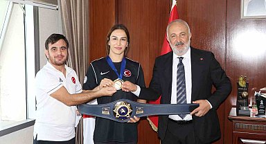 Çiftlikköy Belediyesi'nden dünya şampiyonu Çavuşoğlu'na 2 milyon lira ödül