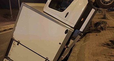 Cizre'de el freni çekilmeyen kamyon aşağı düştü