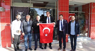 Çobanlar ve Sandıklı ilçelerinde esnaflara Türk bayrağı hediye edildi