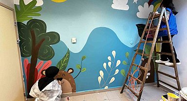 Çocuk acile çizgi film karakterleri çizildi