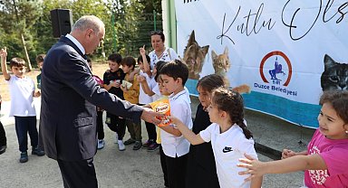 Çocuklar hem ziyaret etti hem de mama getirdi